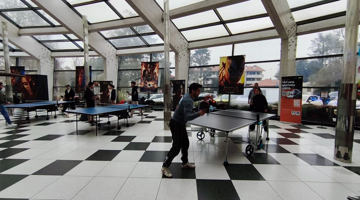 Team building aziendale con tavoli da ping pong indoor