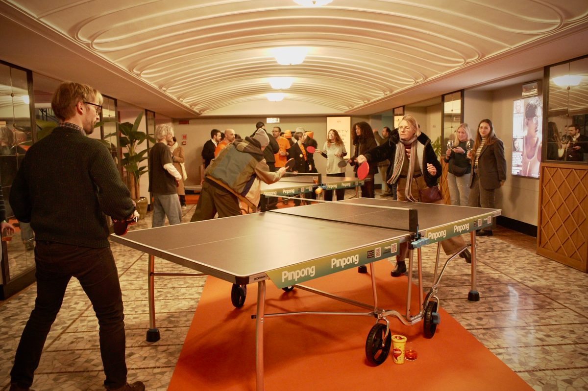 Setup elegante ping pong per matrimonio e ricevimento