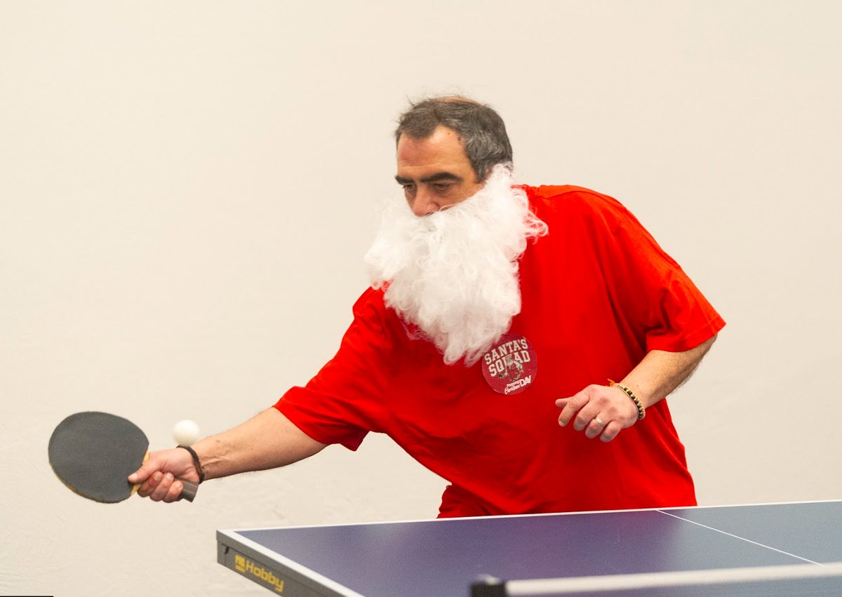 Festa di Natale aziendale con ping pong e intrattenimento